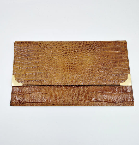 Einzigartige und nachhaltige Vintage Clutch in braun. Unique and sustainable vintage clutch in brown. Front.