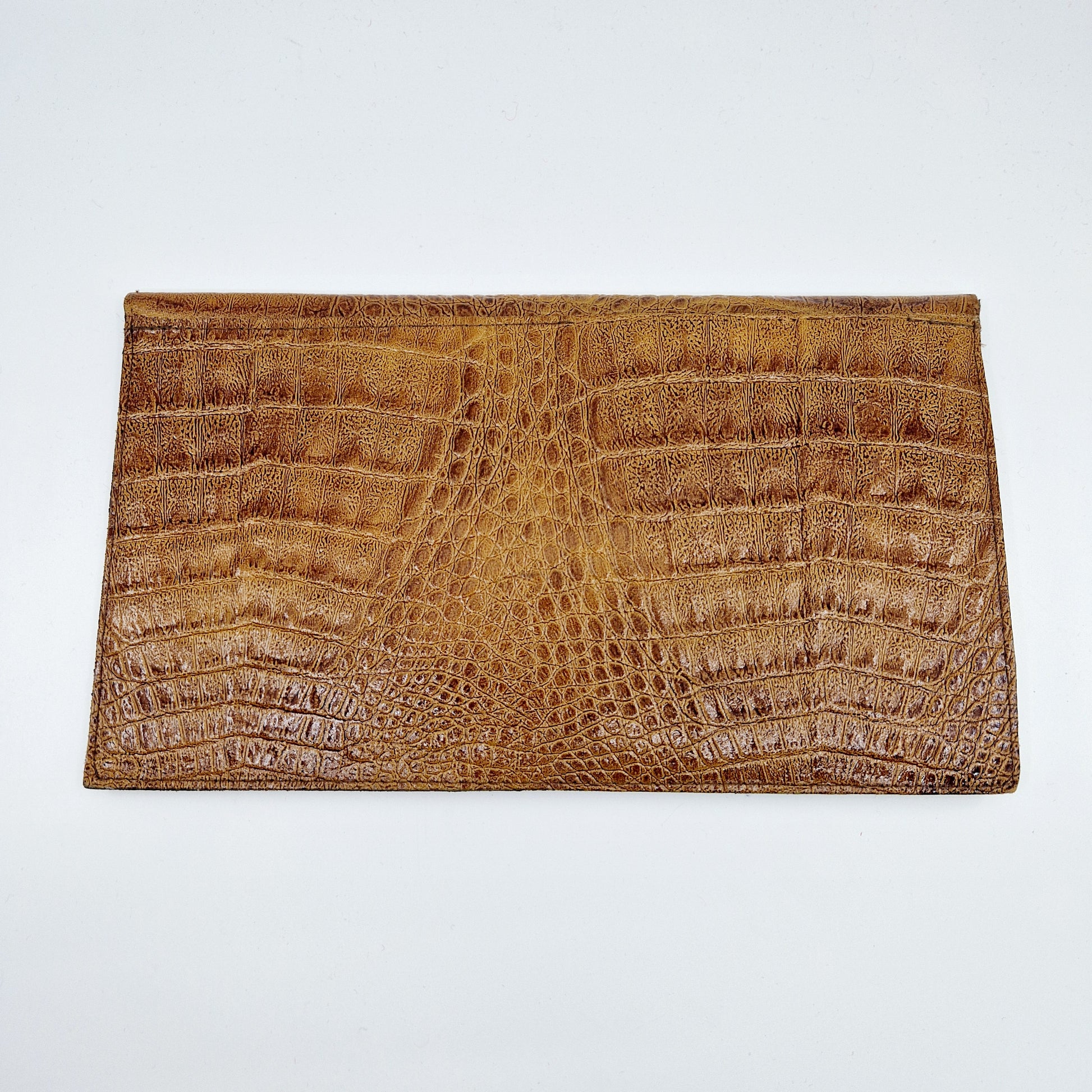 Einzigartige und nachhaltige Vintage Clutch in braun. Unique and sustainable vintage clutch in brown. Back.