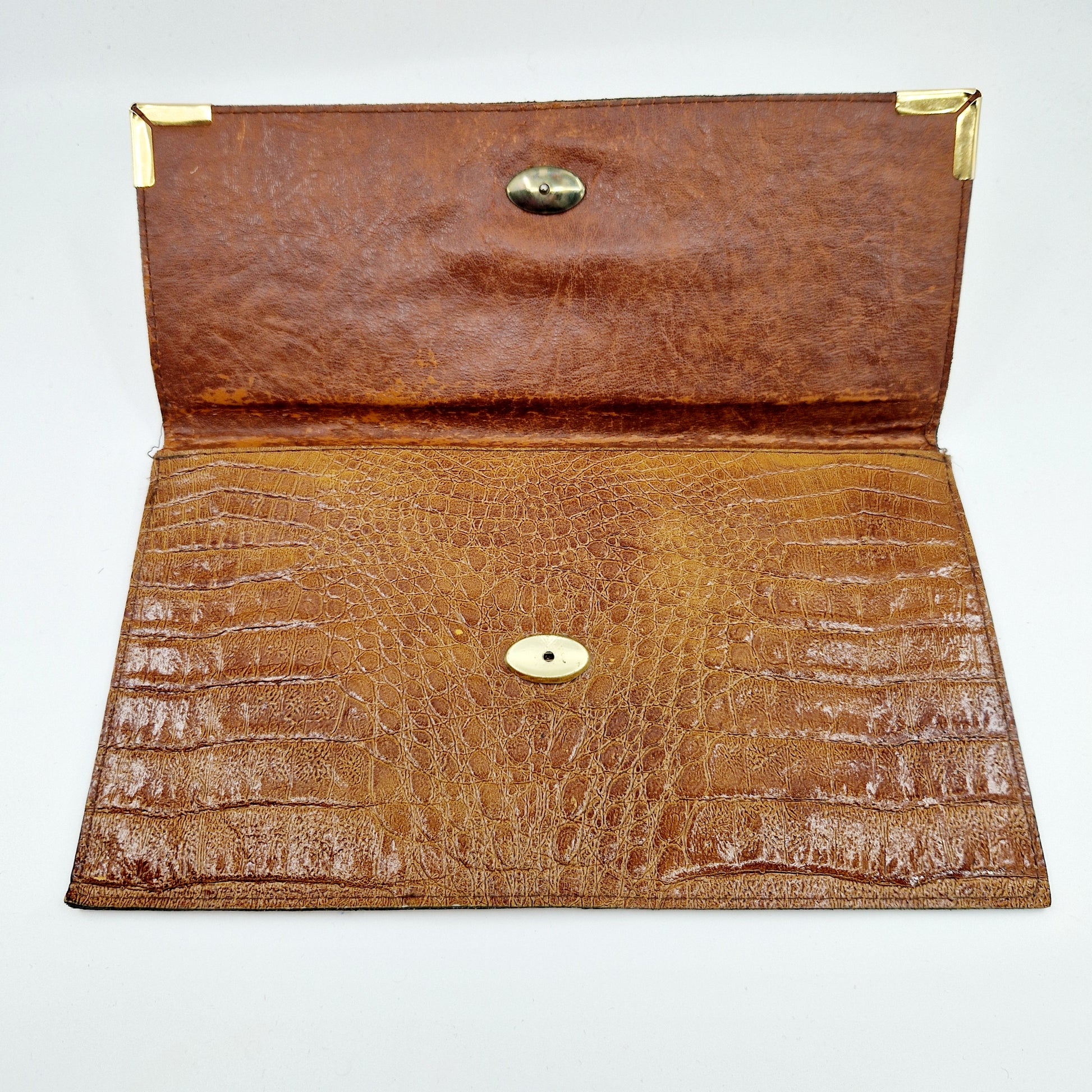 Einzigartige und nachhaltige Vintage Clutch in braun. Unique and sustainable vintage clutch in brown. Open.