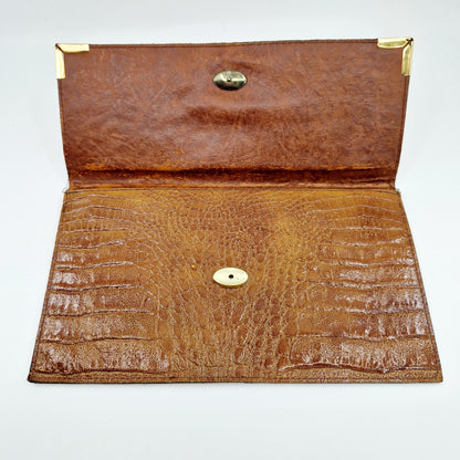 Einzigartige und nachhaltige Vintage Clutch in braun. Unique and sustainable vintage clutch in brown. Open.