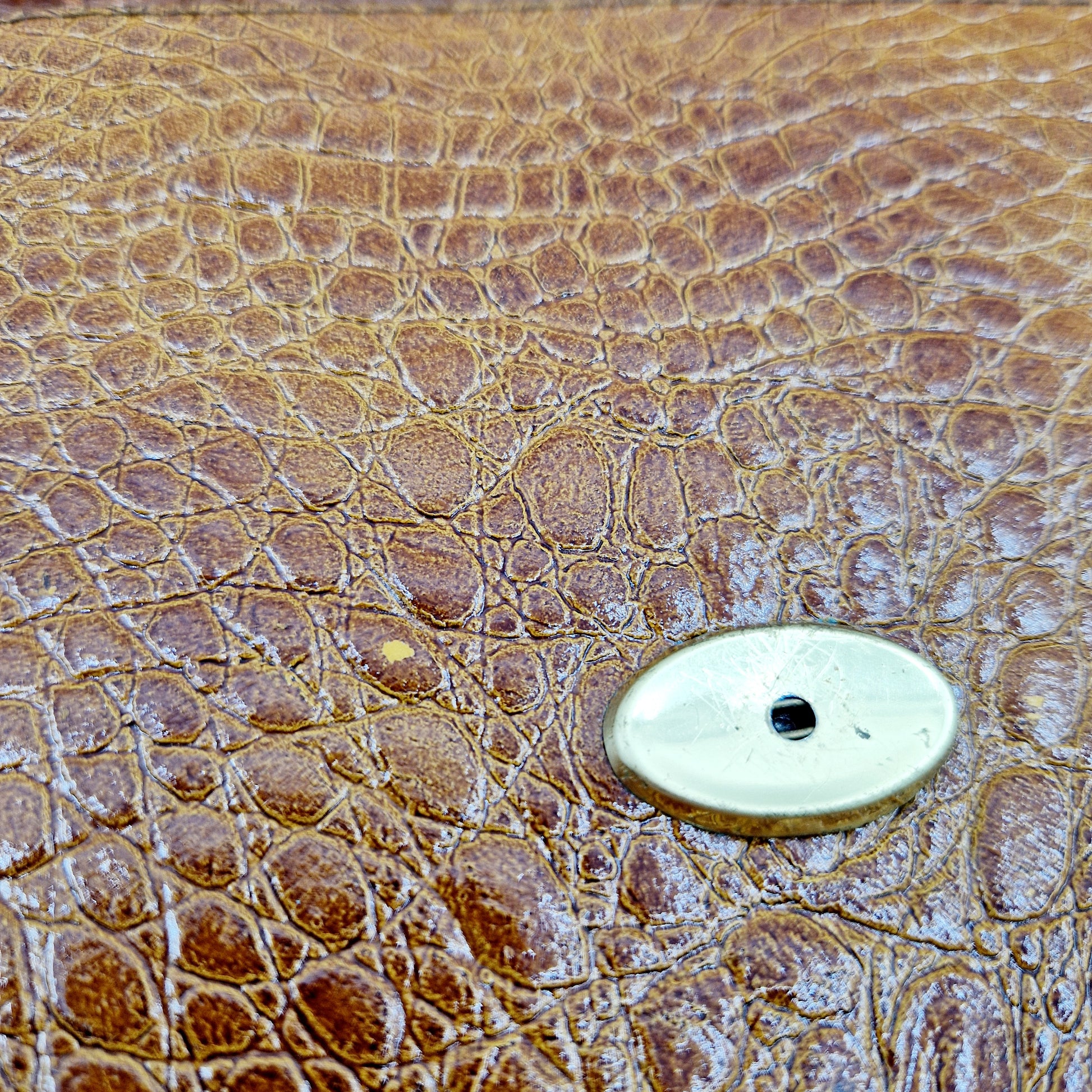 Einzigartige und nachhaltige Vintage Clutch in braun. Unique and sustainable vintage clutch in brown. Imperfection.