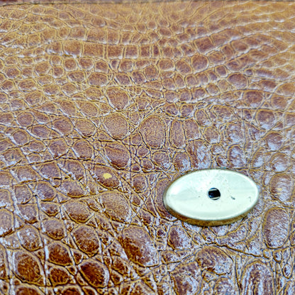 Einzigartige und nachhaltige Vintage Clutch in braun. Unique and sustainable vintage clutch in brown. Imperfection.