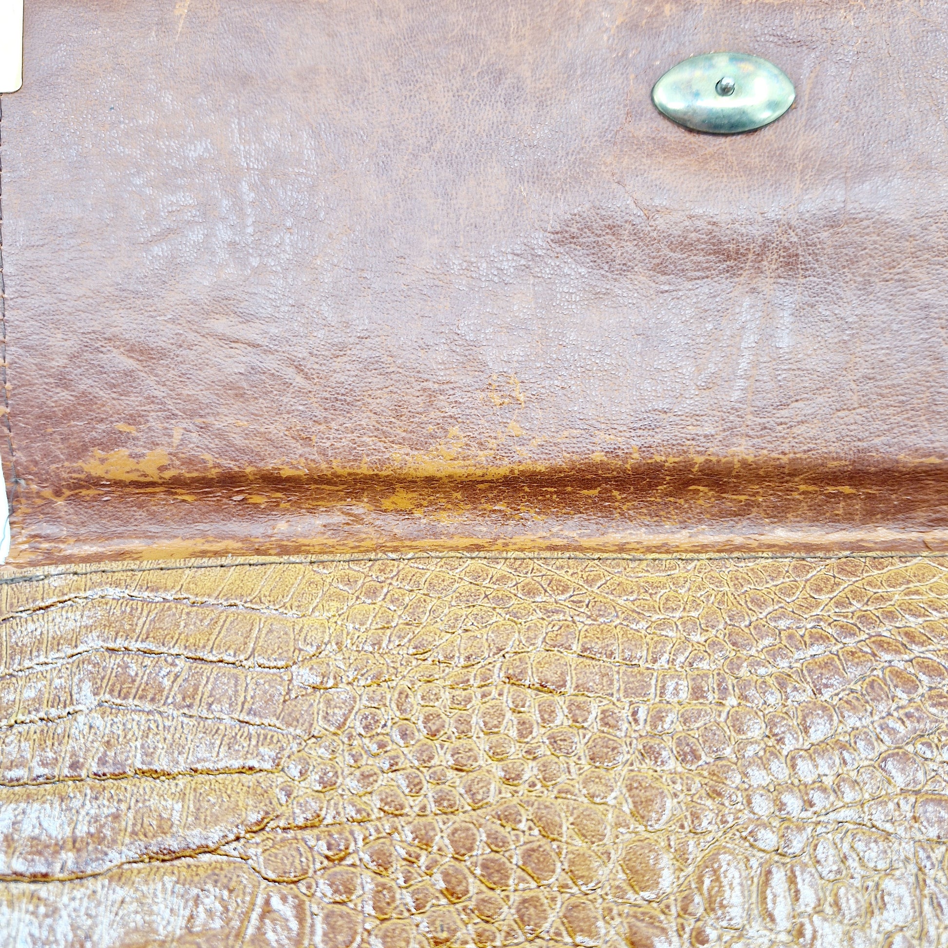 Einzigartige und nachhaltige Vintage Clutch in braun. Unique and sustainable vintage clutch in brown. Imperfection 2.
