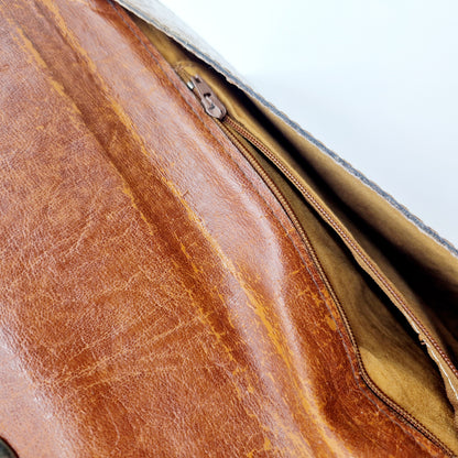 Einzigartige und nachhaltige Vintage Clutch in braun. Unique and sustainable vintage clutch in brown. Inside.