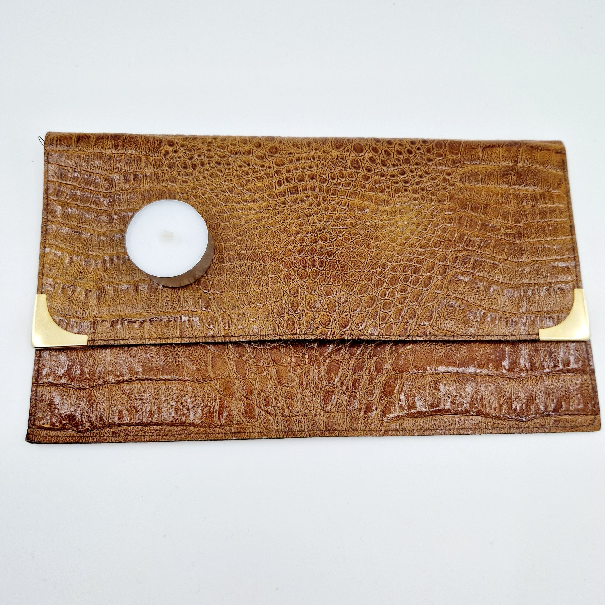 Einzigartige und nachhaltige Vintage Clutch in braun. Unique and sustainable vintage clutch in brown. Token of scale.