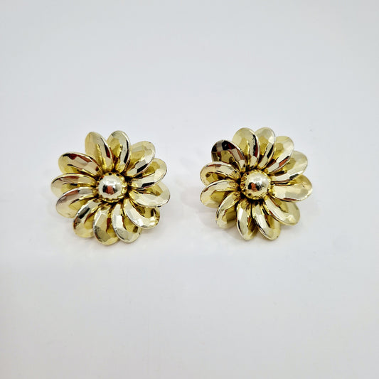 Einzigartige und nachhaltige Vintage Ohrringe in Blumenform. Unique and sustainable vintage earrings in the shape of a flower. Front.