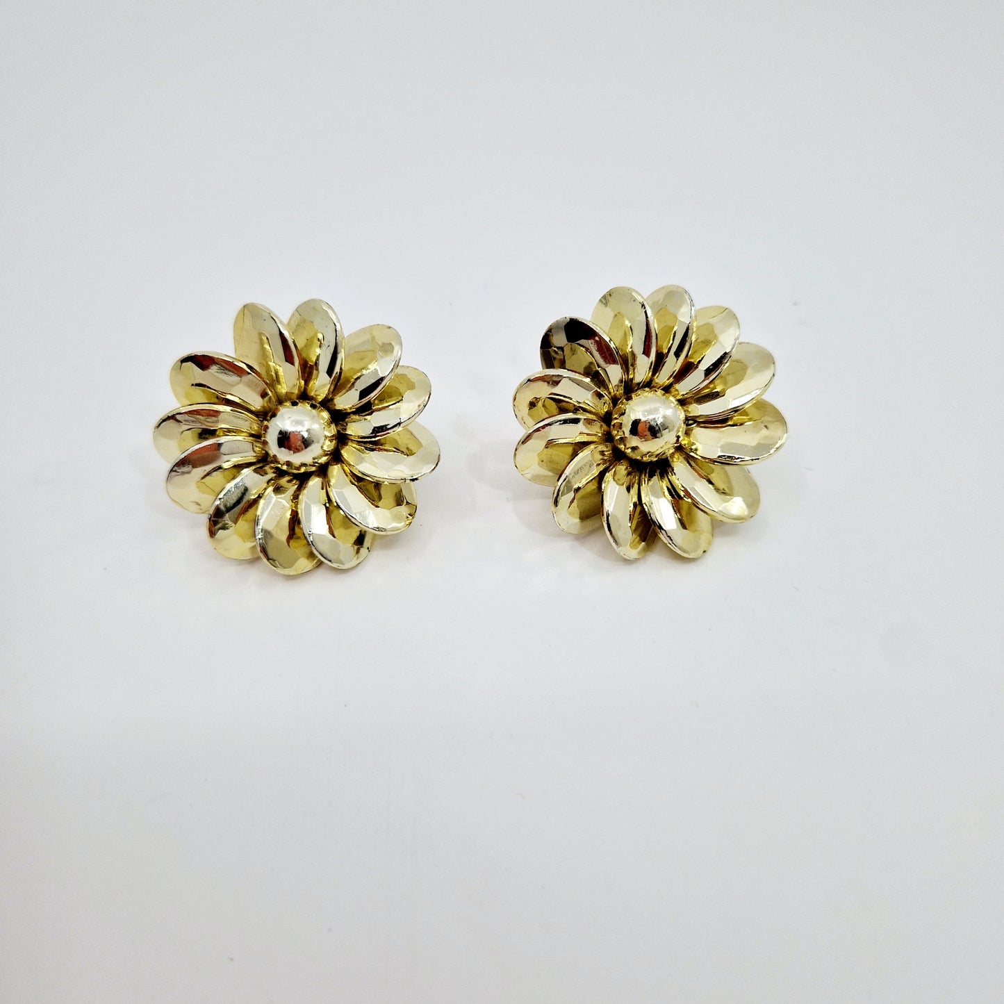 Einzigartige und nachhaltige Vintage Ohrringe in Blumenform. Unique and sustainable vintage earrings in the shape of a flower. Front.
