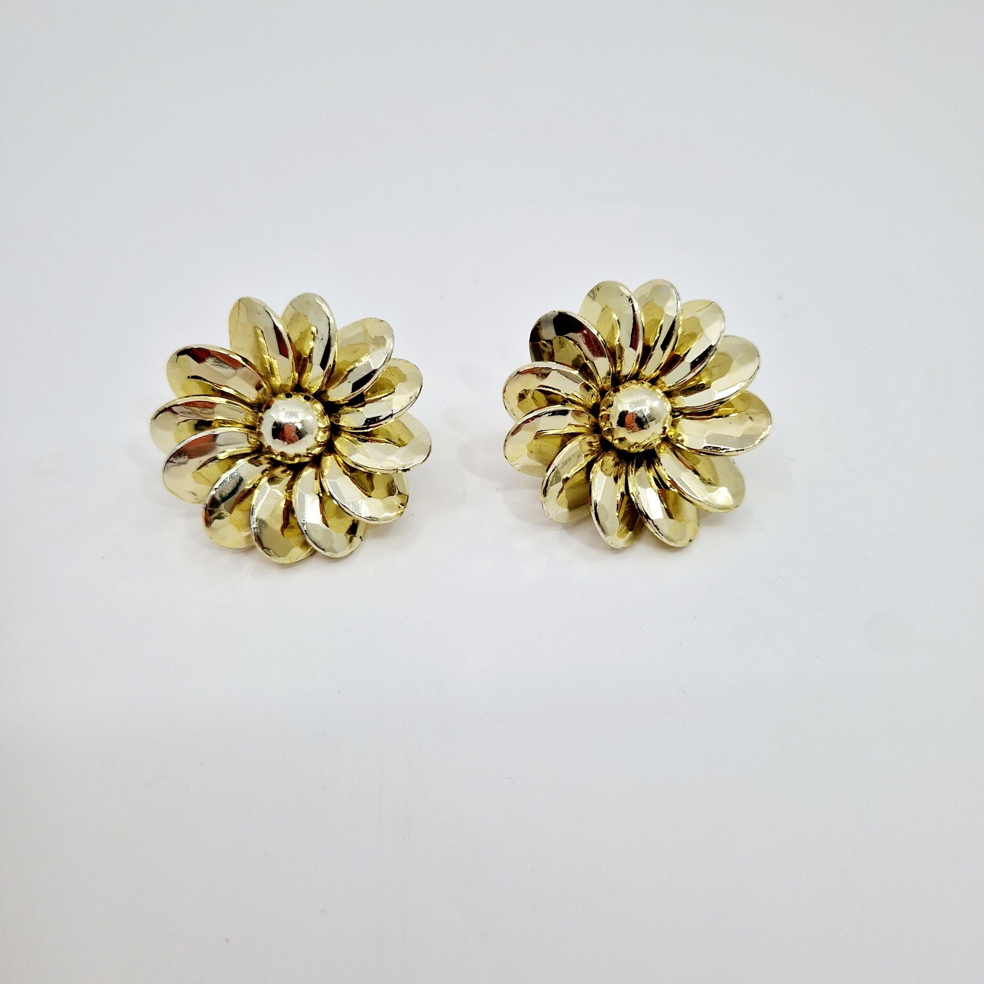 Einzigartige und nachhaltige Vintage Ohrringe in Blumenform. Unique and sustainable vintage earrings in the shape of a flower. Front.