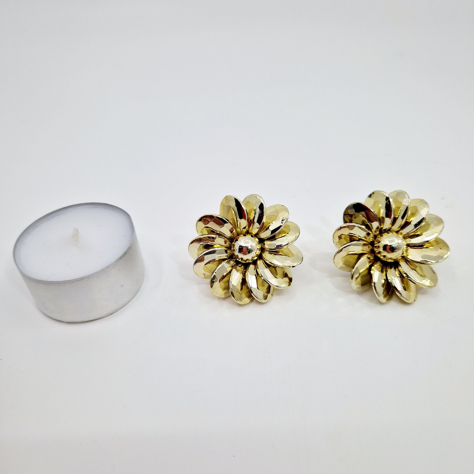 Einzigartige und nachhaltige Vintage Ohrringe in Blumenform. Unique and sustainable vintage earrings in the shape of a flower. Token of scale.