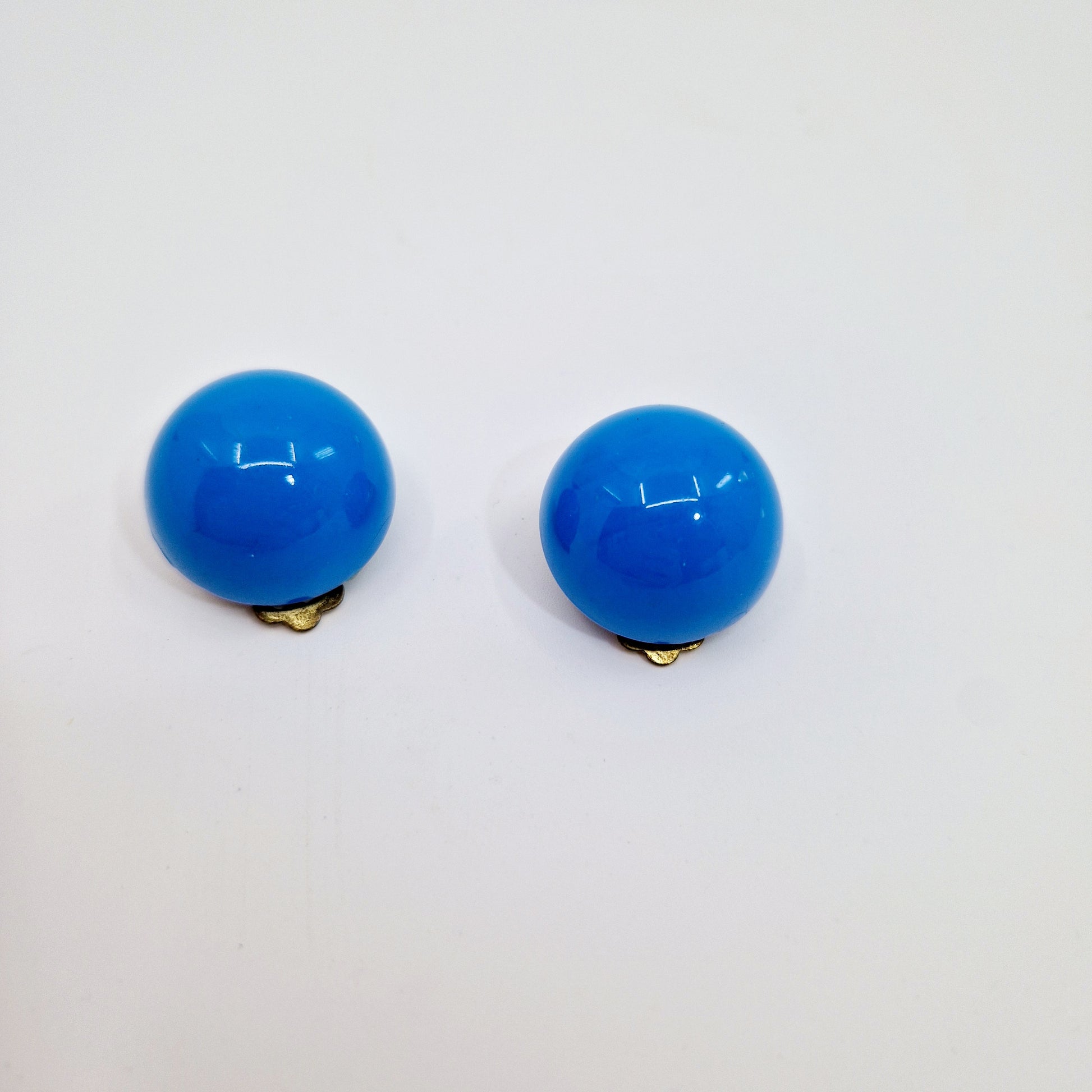 Einzigartige und nachhaltige Vintage Ohrringe in blau, Halbkugeln. Unique and sustainable vintage earrings in blue, hemisphere shape. Front.