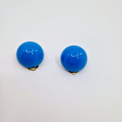 Einzigartige und nachhaltige Vintage Ohrringe in blau, Halbkugeln. Unique and sustainable vintage earrings in blue, hemisphere shape. Front.