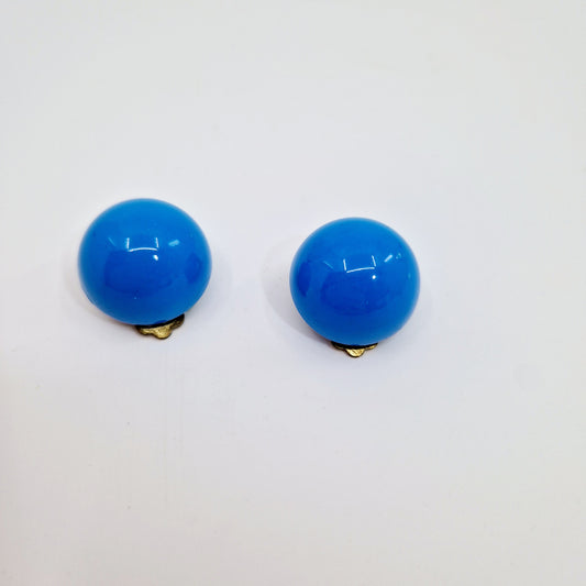 Einzigartige und nachhaltige Vintage Ohrringe in blau, Halbkugeln. Unique and sustainable vintage earrings in blue, hemisphere shape. Front.