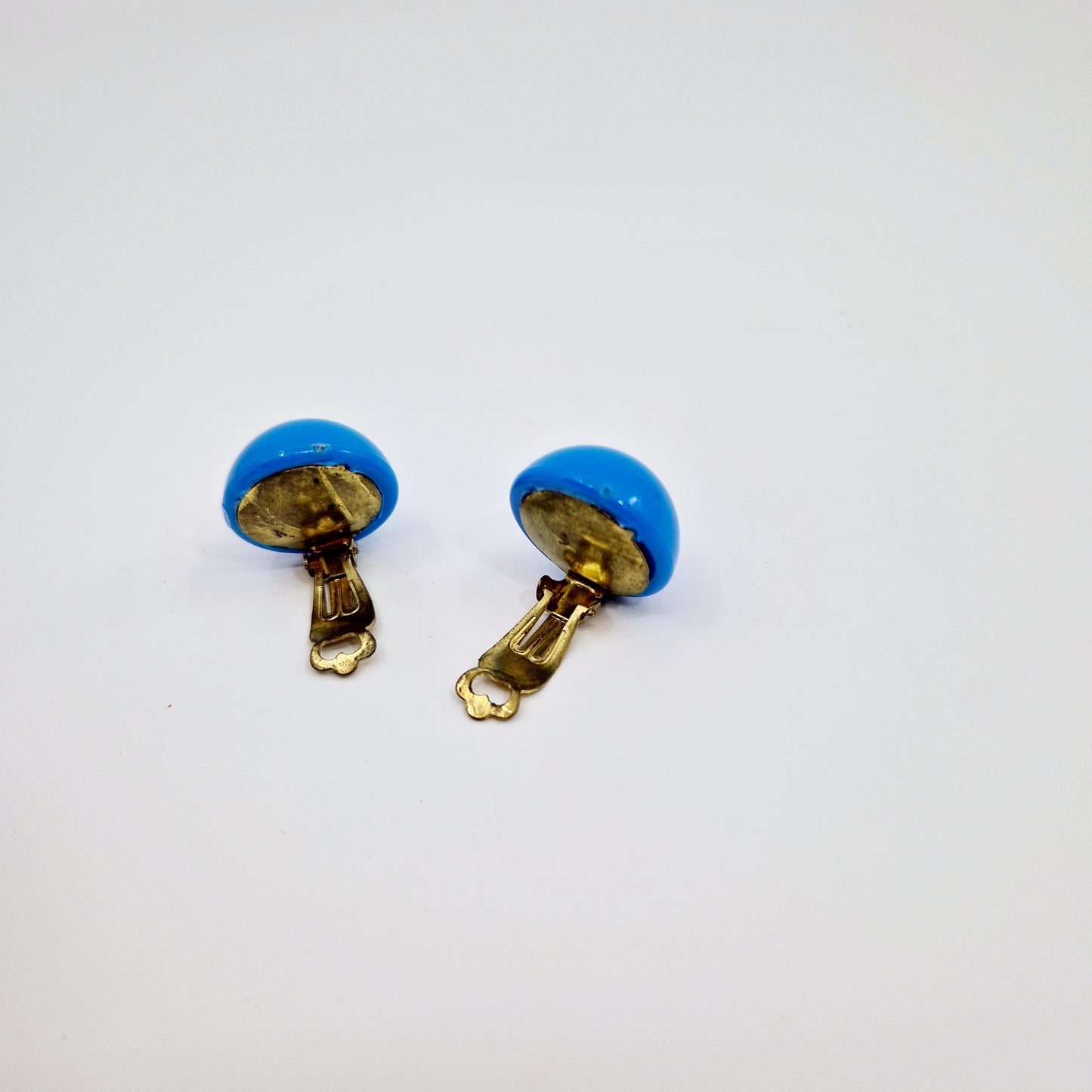 Einzigartige und nachhaltige Vintage Ohrringe in blau, Halbkugeln. Unique and sustainable vintage earrings in blue, hemisphere shape. Back.