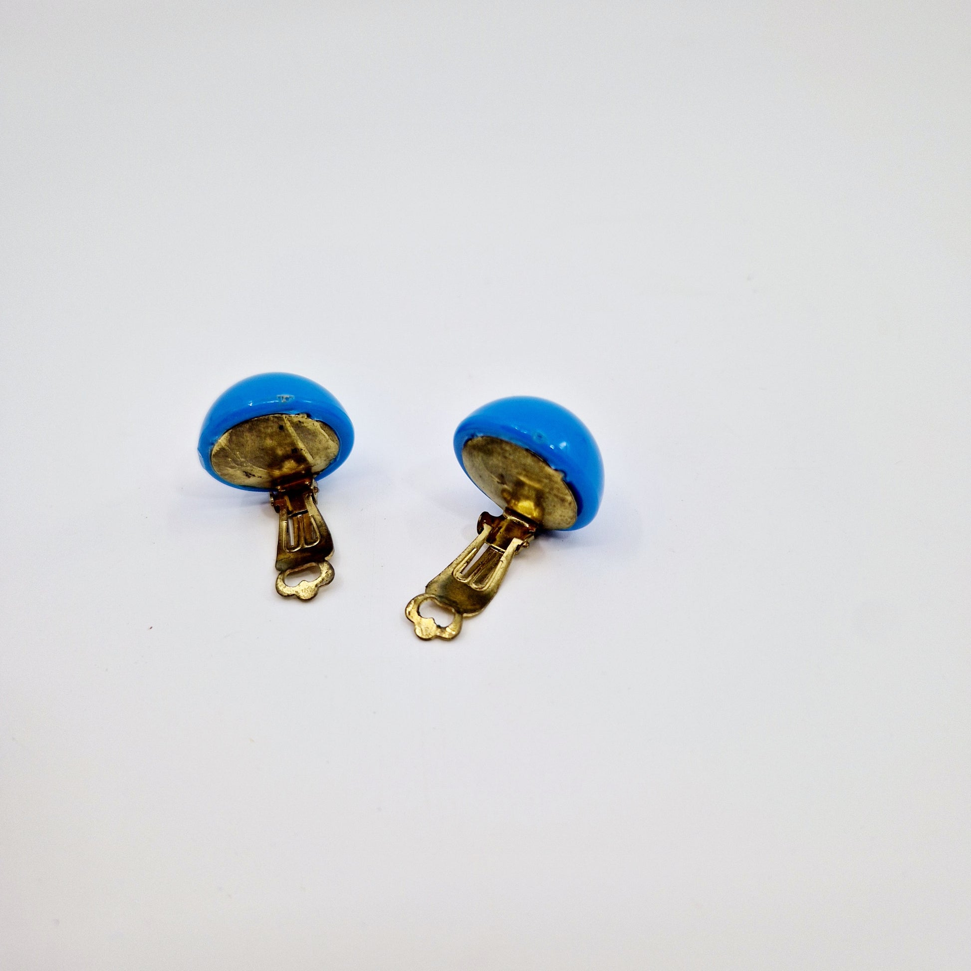 Einzigartige und nachhaltige Vintage Ohrringe in blau, Halbkugeln. Unique and sustainable vintage earrings in blue, hemisphere shape. Back.