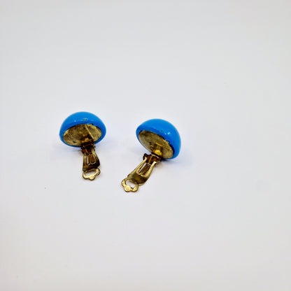 Einzigartige und nachhaltige Vintage Ohrringe in blau, Halbkugeln. Unique and sustainable vintage earrings in blue, hemisphere shape. Back.
