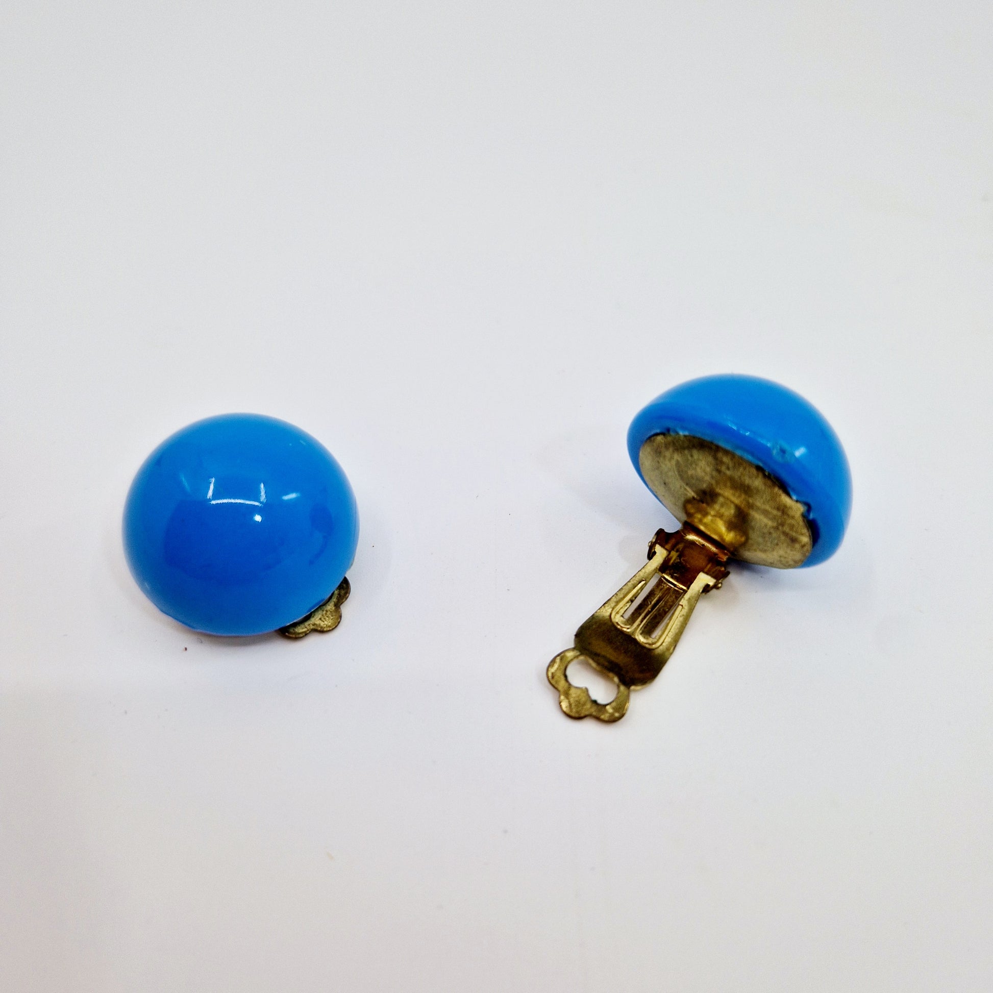 Einzigartige und nachhaltige Vintage Ohrringe in blau, Halbkugeln. Unique and sustainable vintage earrings in blue, hemisphere shape. Side.