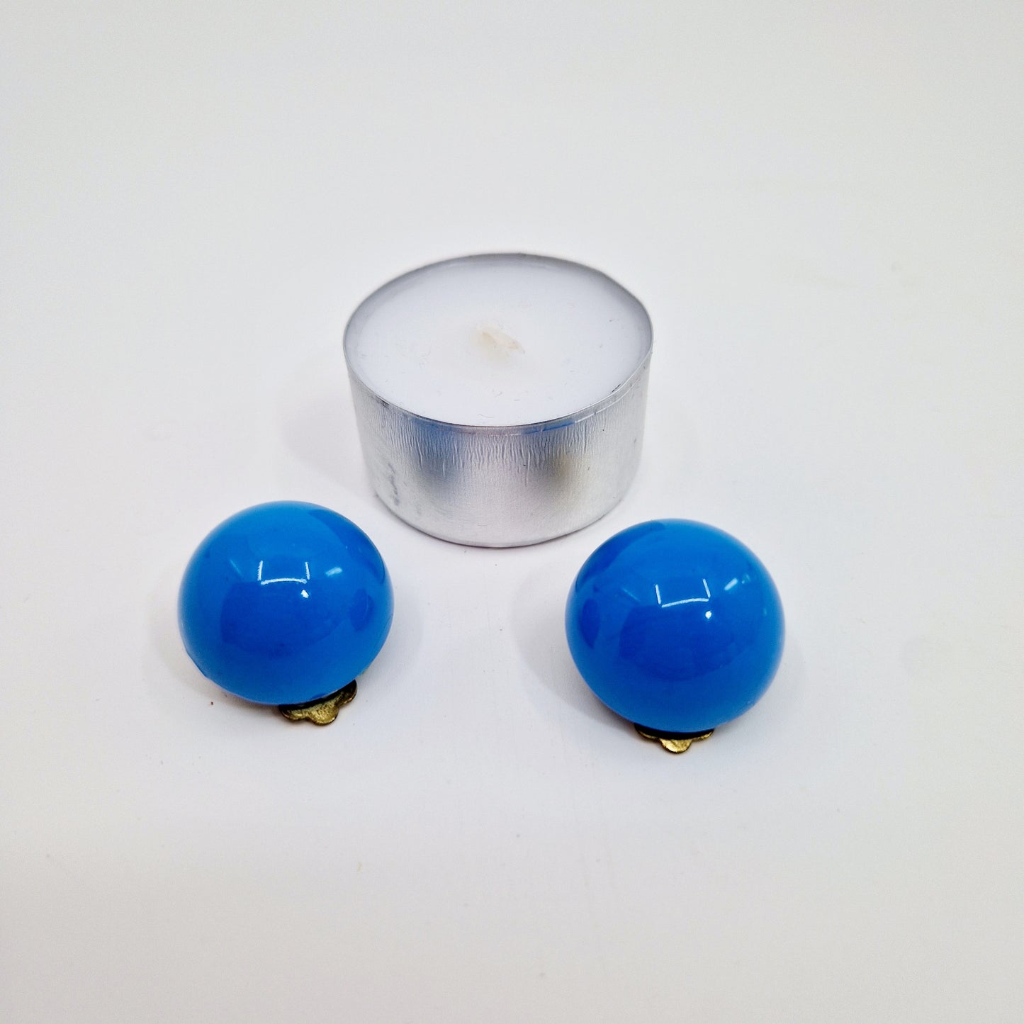 Einzigartige und nachhaltige Vintage Ohrringe in blau, Halbkugeln. Unique and sustainable vintage earrings in blue, hemisphere shape. Token of scale.