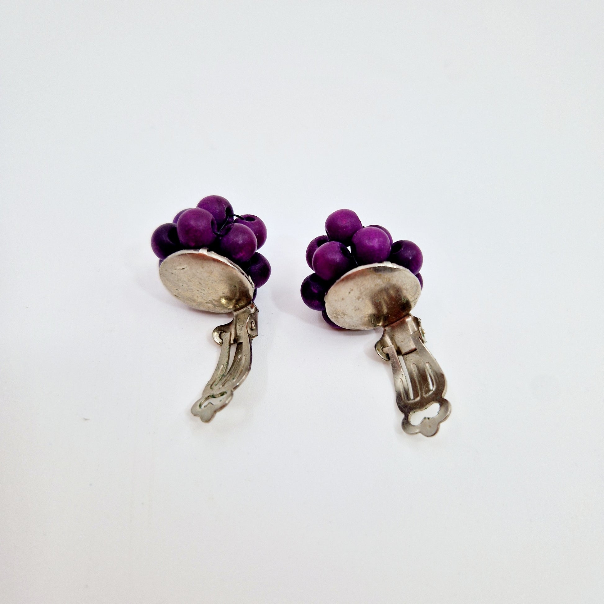 Einzigartige und nachhaltige Vintage Ohrclips in violett. Unique and sustainable vintage earclips in purple. Back.
