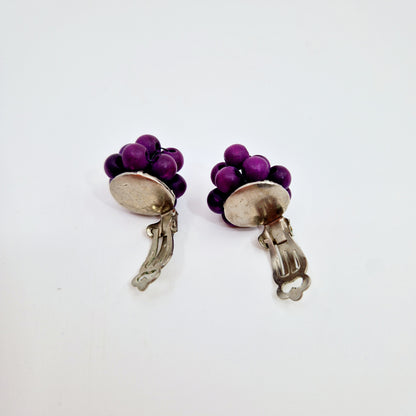 Einzigartige und nachhaltige Vintage Ohrclips in violett. Unique and sustainable vintage earclips in purple. Back.