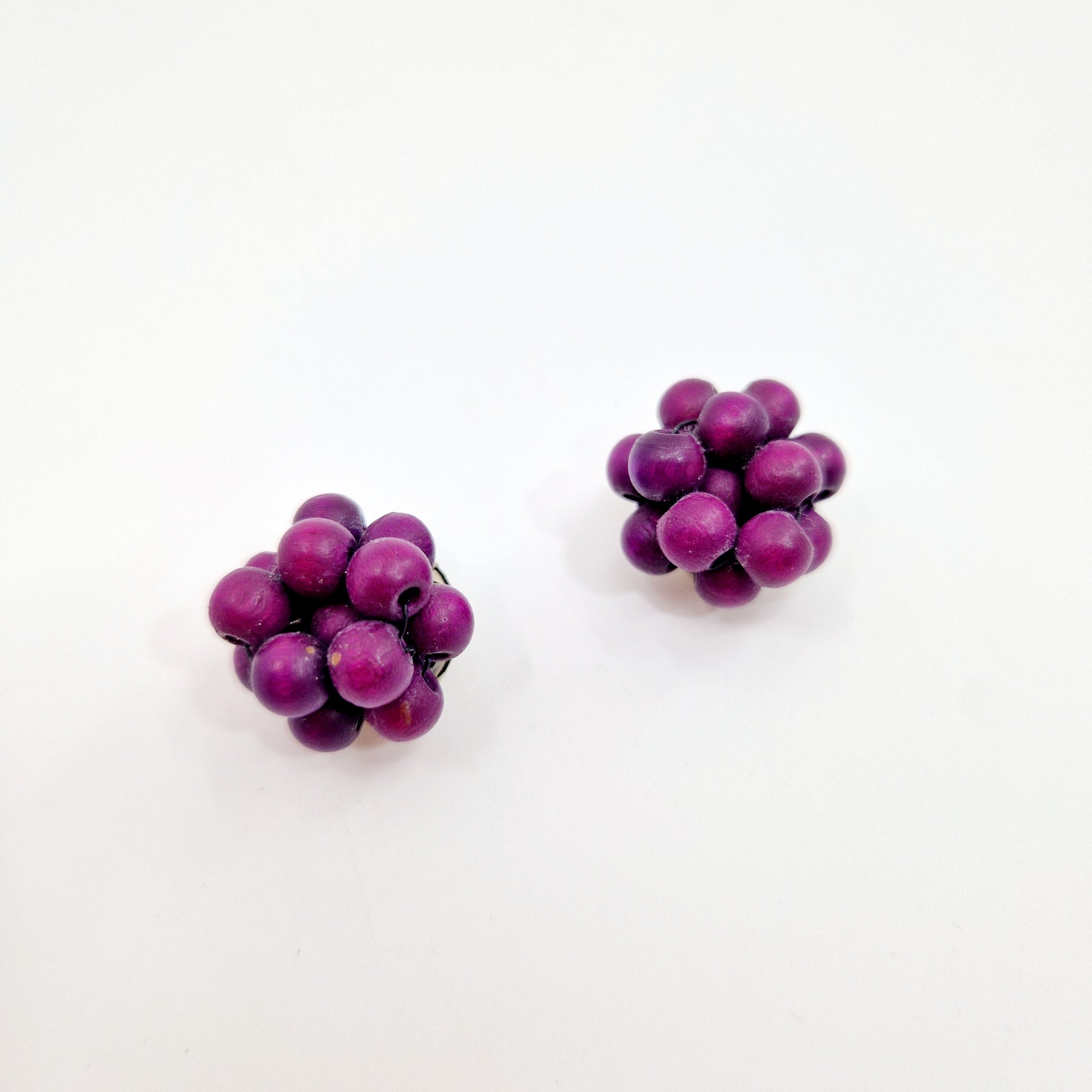 Einzigartige und nachhaltige Vintage Ohrclips in violett. Unique and sustainable vintage earclips in purple. Front.