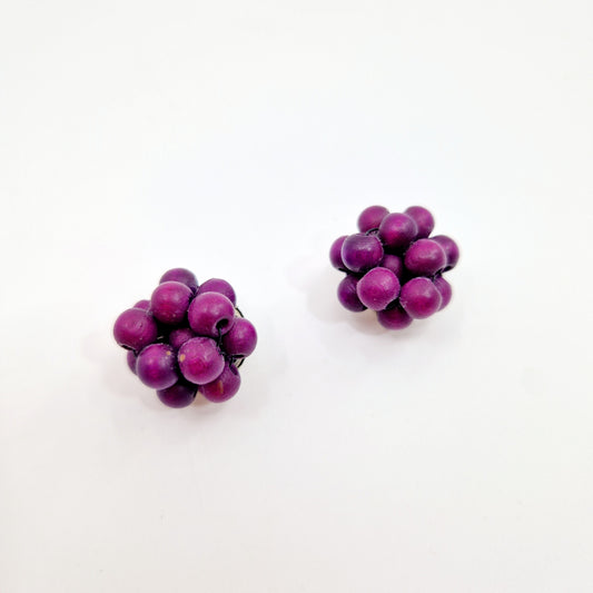Einzigartige und nachhaltige Vintage Ohrclips in violett. Unique and sustainable vintage earclips in purple. Front.