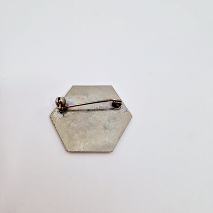 Einzigartige und nachhaltige Vintage Brocke, Sechseck. Unique and sustainable vintage hexagonal brooch. Back.