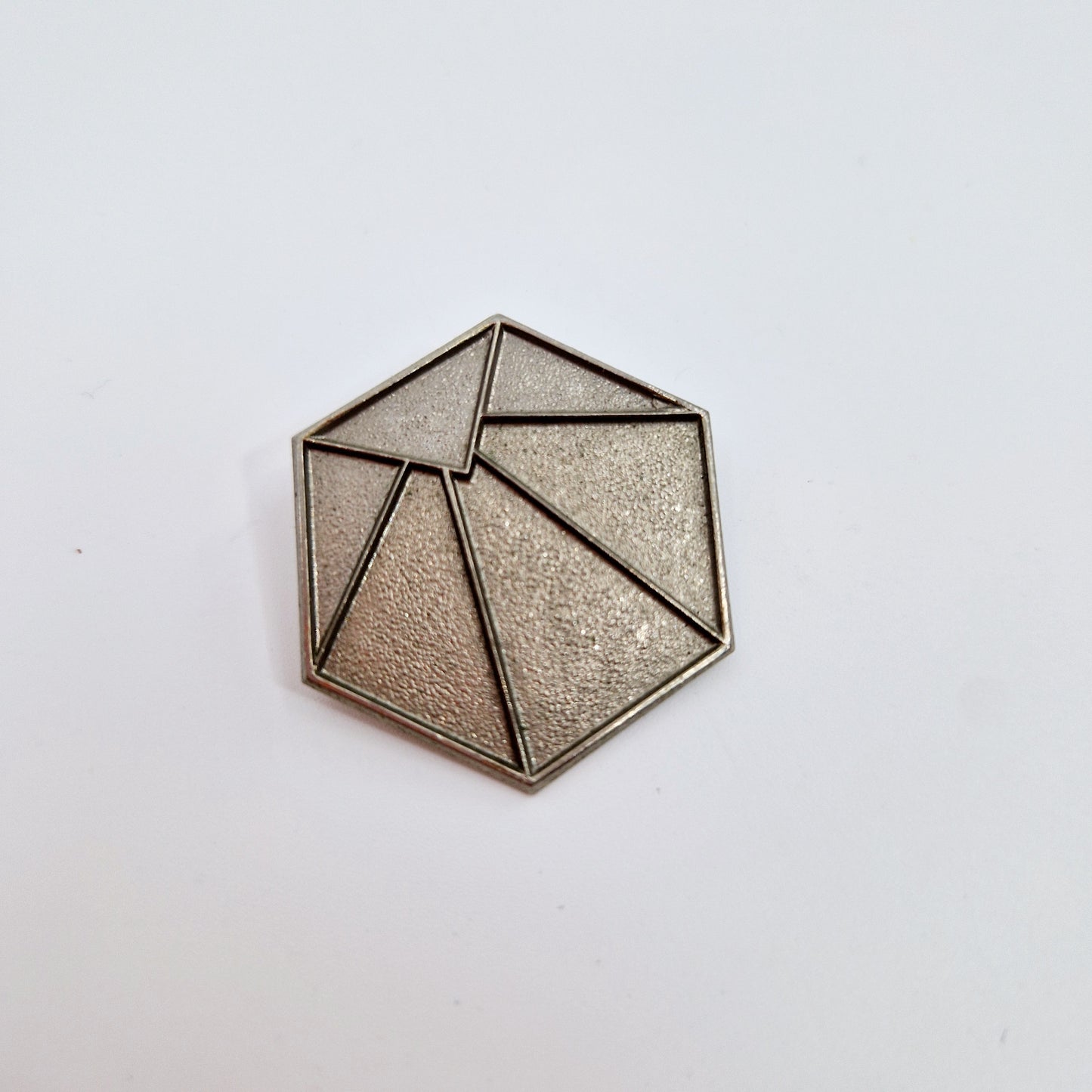 Einzigartige und nachhaltige Vintage Brocke, Sechseck. Unique and sustainable vintage hexagonal brooch. Side.