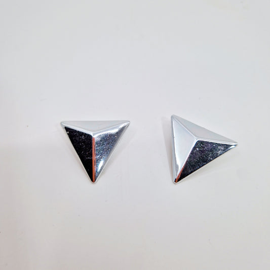 Einzigartige und nachhaltige Vintage Ohrringe in Dreiecksform, silbern. Unique and sustainable vintage earrings in triangle shape, silver. Front.
