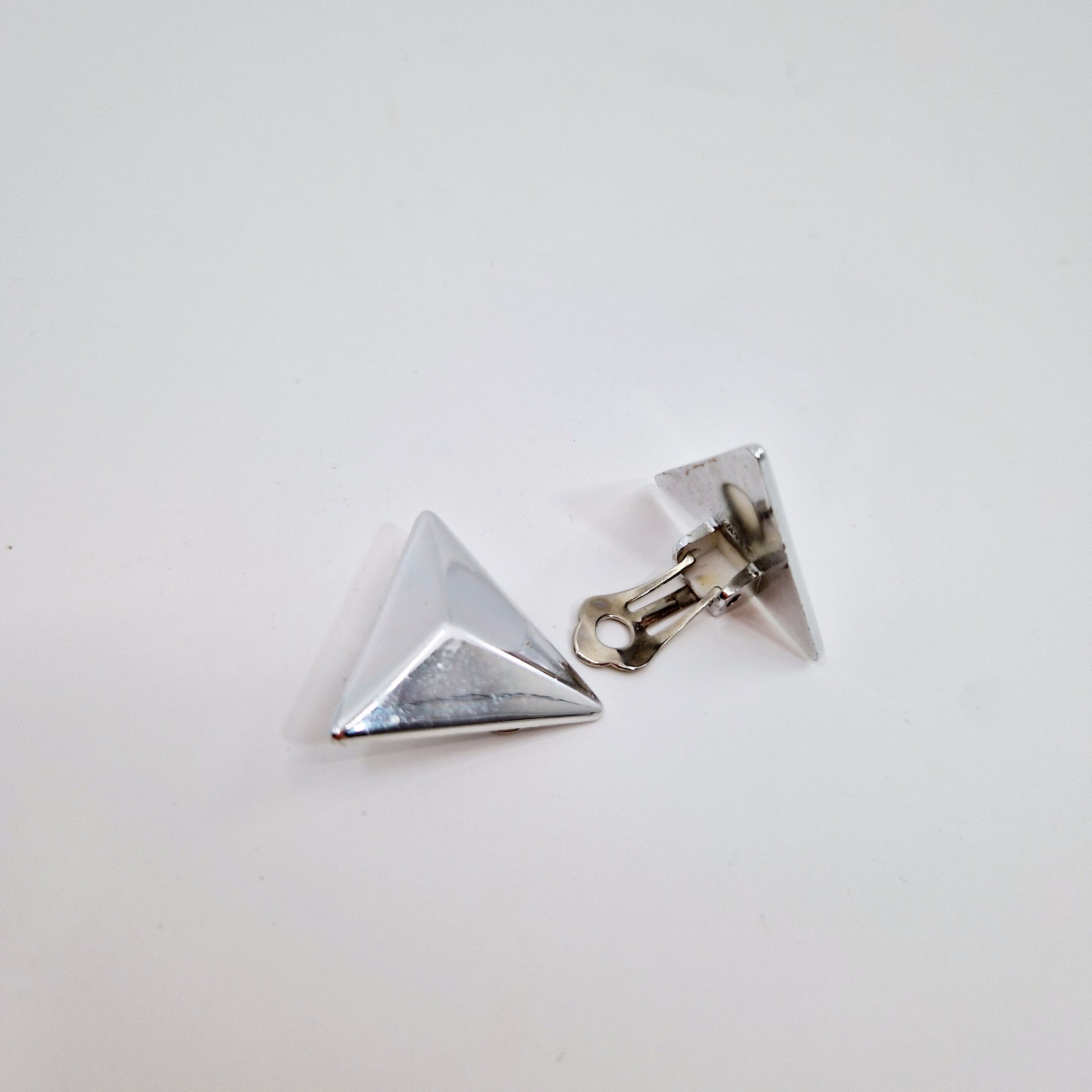 Einzigartige und nachhaltige Vintage Ohrringe in Dreiecksform, silbern. Unique and sustainable vintage earrings in triangle shape, silver. Close-up.