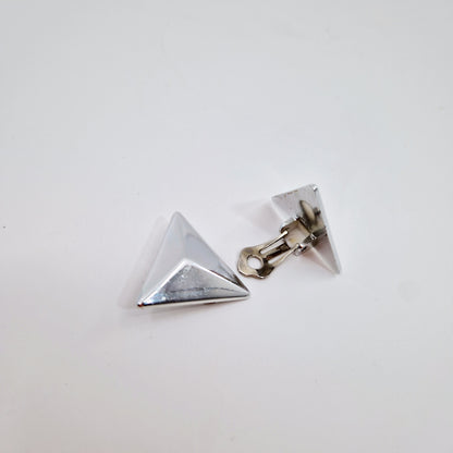 Einzigartige und nachhaltige Vintage Ohrringe in Dreiecksform, silbern. Unique and sustainable vintage earrings in triangle shape, silver. Close-up.
