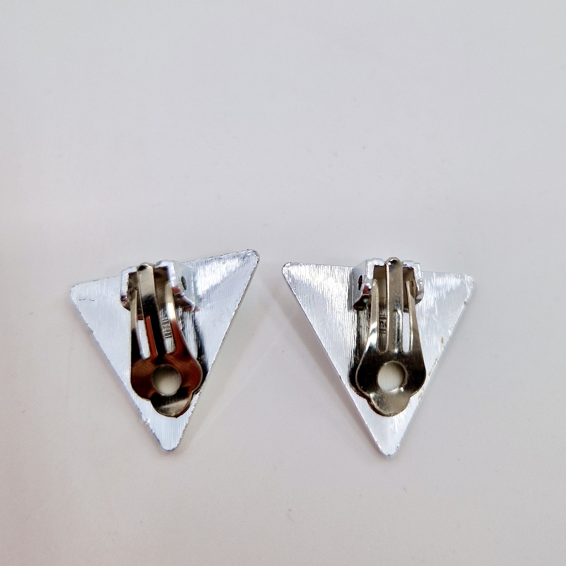 Einzigartige und nachhaltige Vintage Ohrringe in Dreiecksform, silbern. Unique and sustainable vintage earrings in triangle shape, silver. Back.