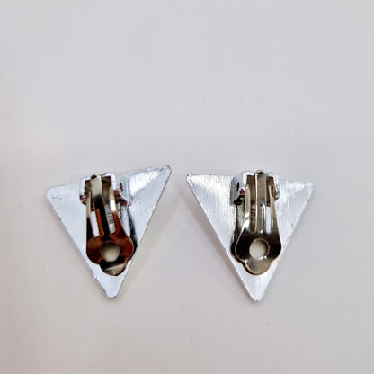Einzigartige und nachhaltige Vintage Ohrringe in Dreiecksform, silbern. Unique and sustainable vintage earrings in triangle shape, silver. Back.