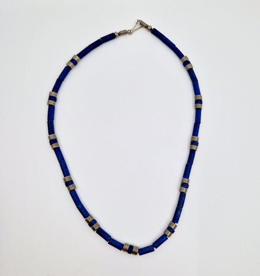 Einzigartige und nachhaltige Vintage Kette in blau-silber. Unique and sustainable vintage necklace in blue-silver. Front.