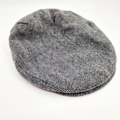 Einzigartige und nachhaltige Vintage Schiebermütze in grau. Unique and sustainable vintage flat cap in grey. Side 2.