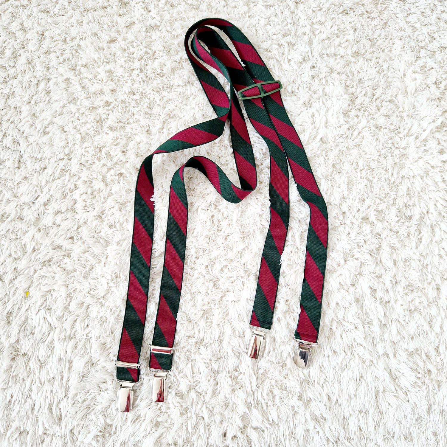 Einzigartige und nachhaltige Vintage Hosenträger in grün-bordeaux. Unique and sustainable vintage suspenders. Front.