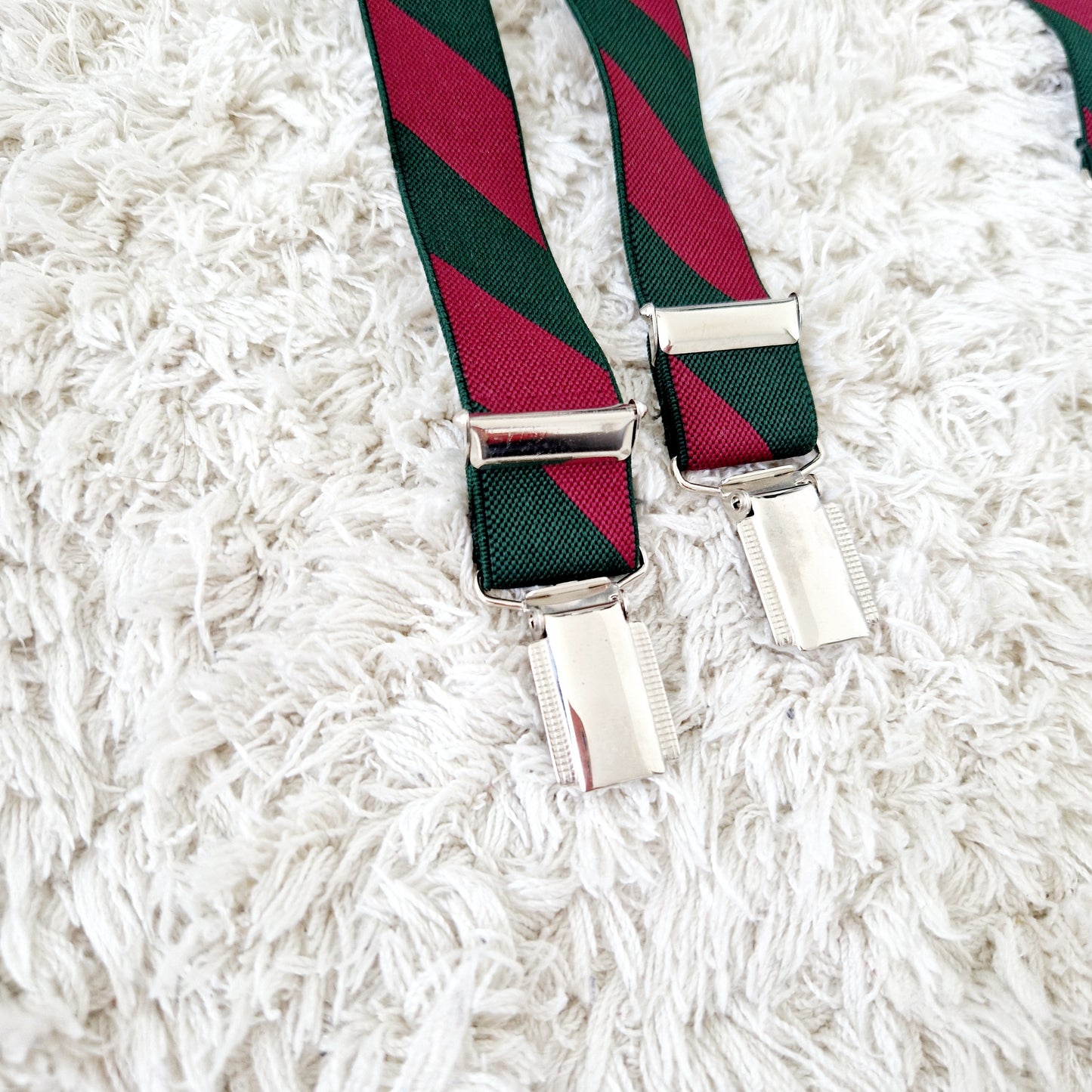 Einzigartige und nachhaltige Vintage Hosenträger in grün-bordeaux. Unique and sustainable vintage suspenders. Close-up.