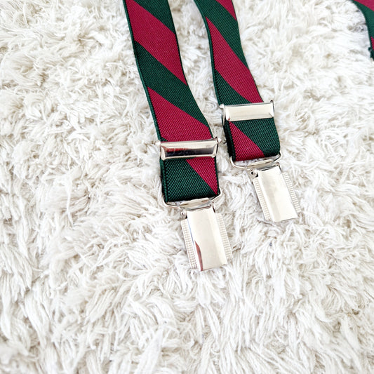 Einzigartige und nachhaltige Vintage Hosenträger in grün-bordeaux. Unique and sustainable vintage suspenders. Close-up.