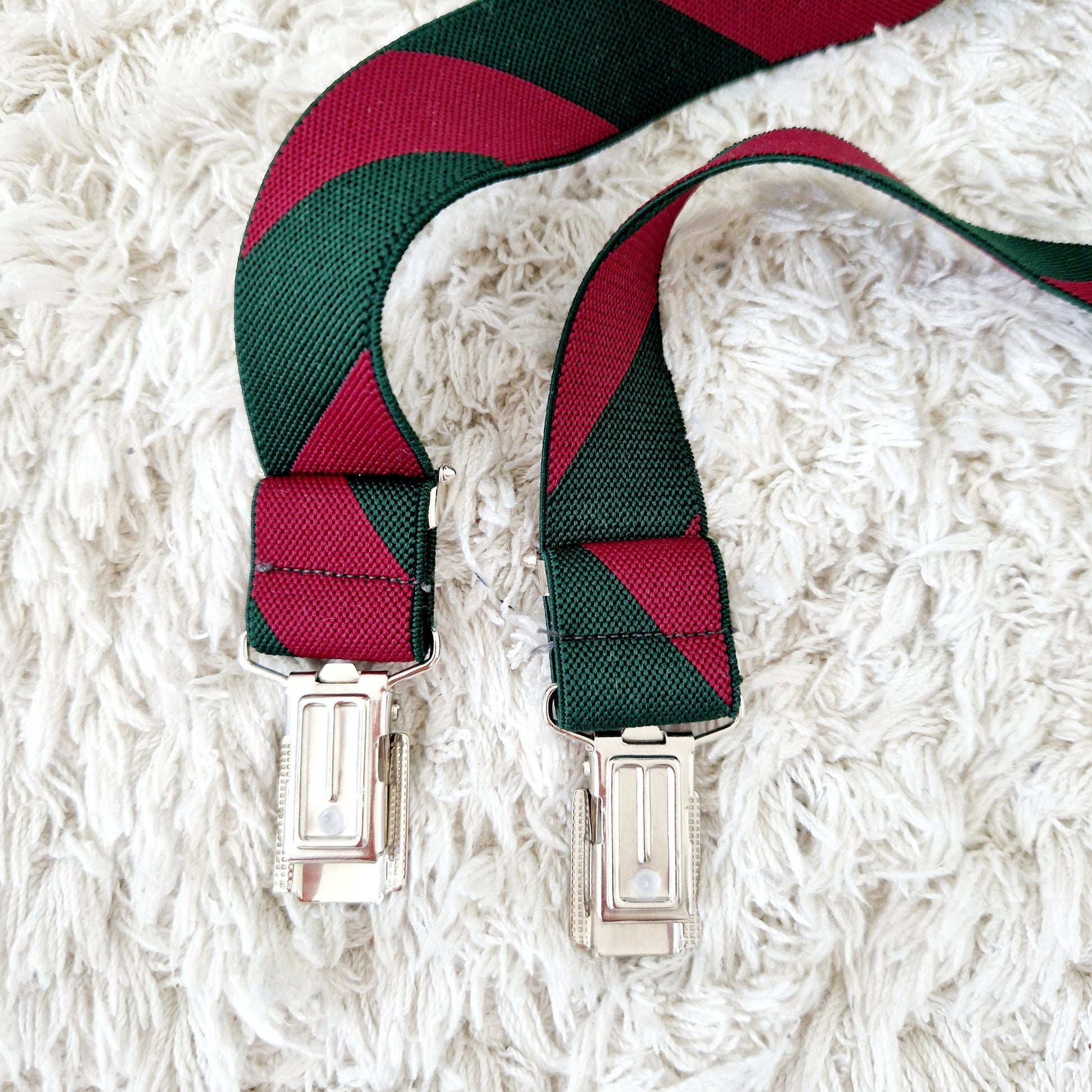 Einzigartige und nachhaltige Vintage Hosenträger in grün-bordeaux. Unique and sustainable vintage suspenders. Close-up 4.