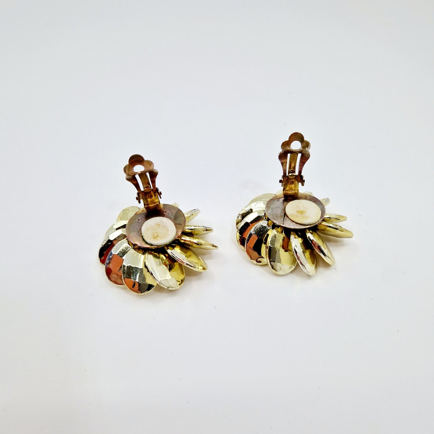 Einzigartige und nachhaltige Vintage Ohrringe in Blumenform. Unique and sustainable vintage earrings in the shape of a flower. Back.