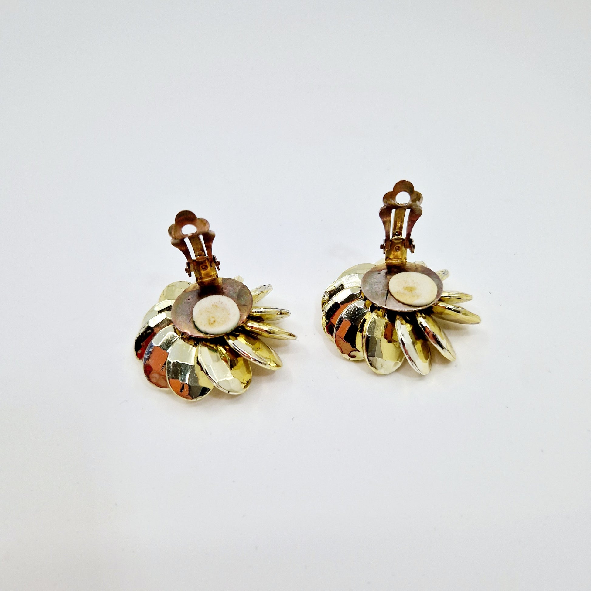 Einzigartige und nachhaltige Vintage Ohrringe in Blumenform. Unique and sustainable vintage earrings in the shape of a flower. Back.