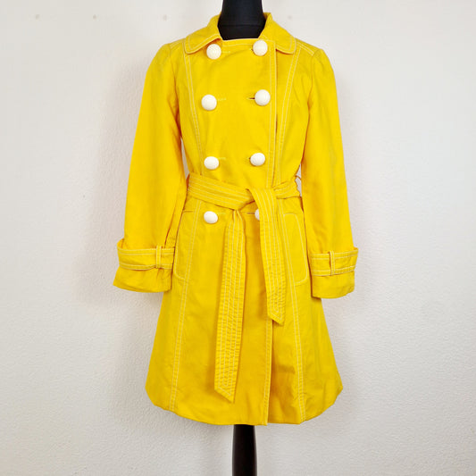 Einzigartiger und nachhaltiger Vintage Mangel in Gelb. Unique and sustainable vintage coat in yellow. Front.