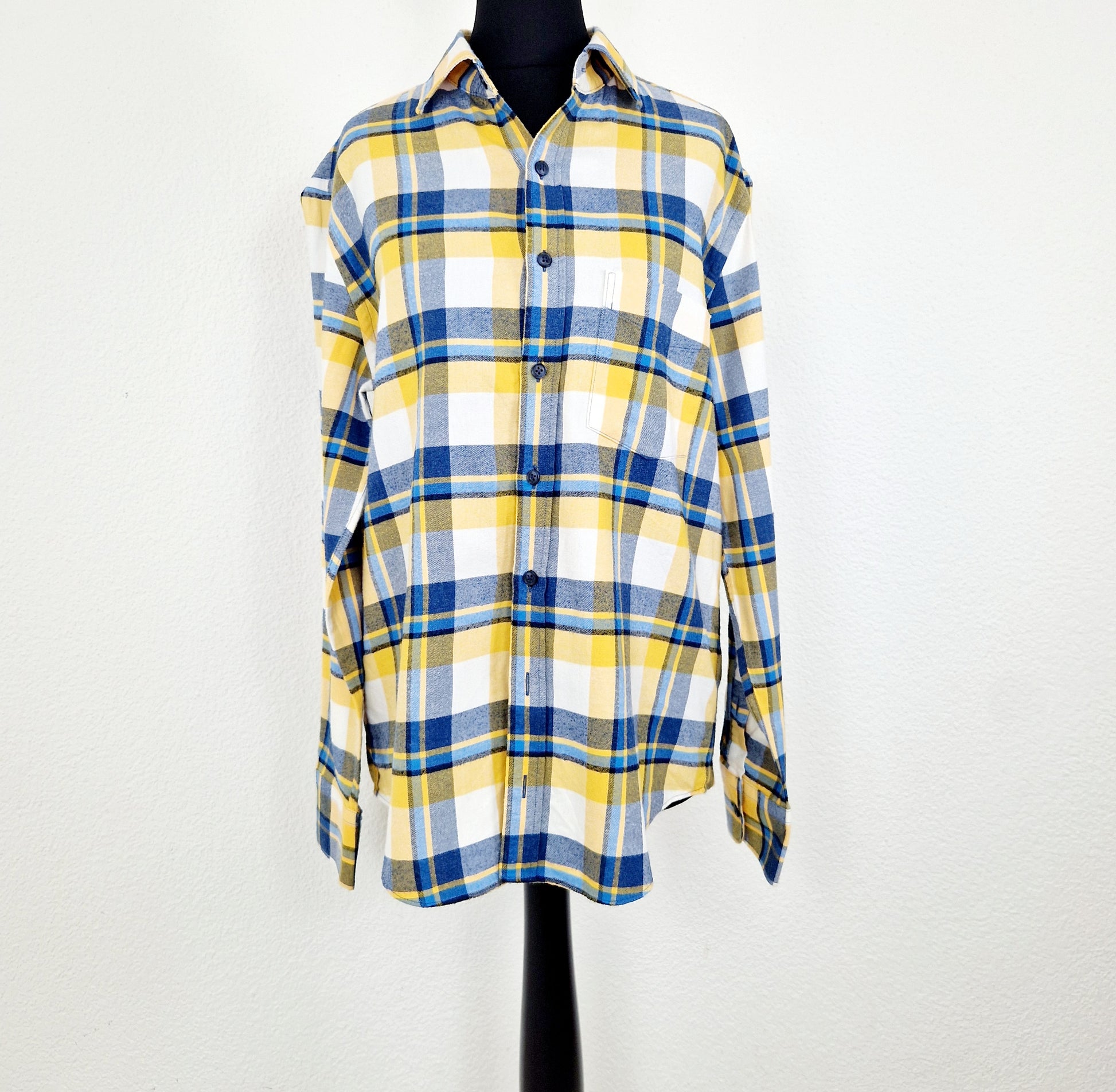 Einzigartige und nachhaltige Vintage Bluse blau-gelb kariert. Unique and sustainable vintage blouse in blue-yellow and checked. Front 