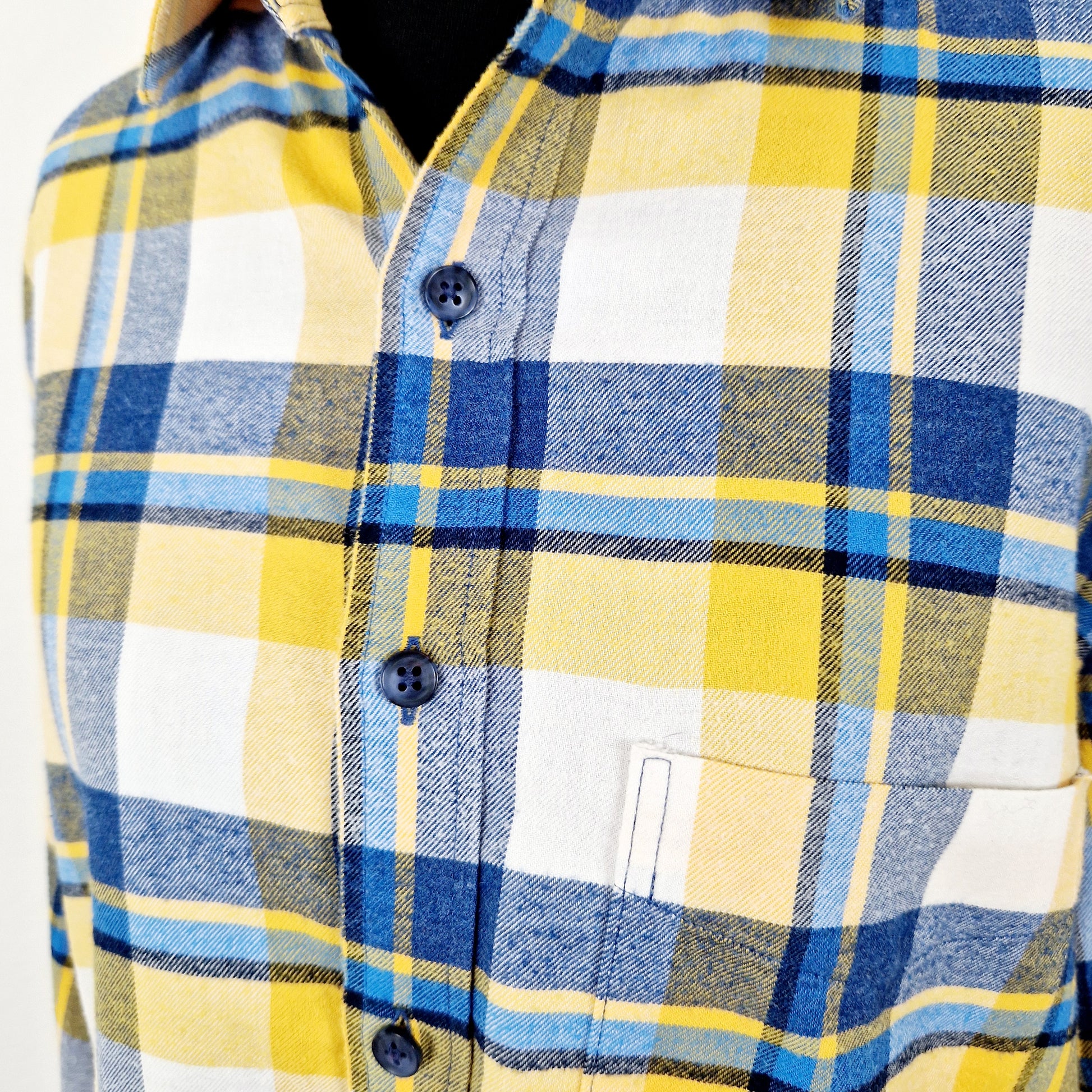 Einzigartige und nachhaltige Vintage Bluse blau-gelb kariert. Unique and sustainable vintage blouse in blue-yellow and checked. Close-up.