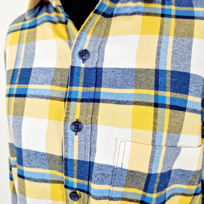 Einzigartige und nachhaltige Vintage Bluse blau-gelb kariert. Unique and sustainable vintage blouse in blue-yellow and checked. Close-up.