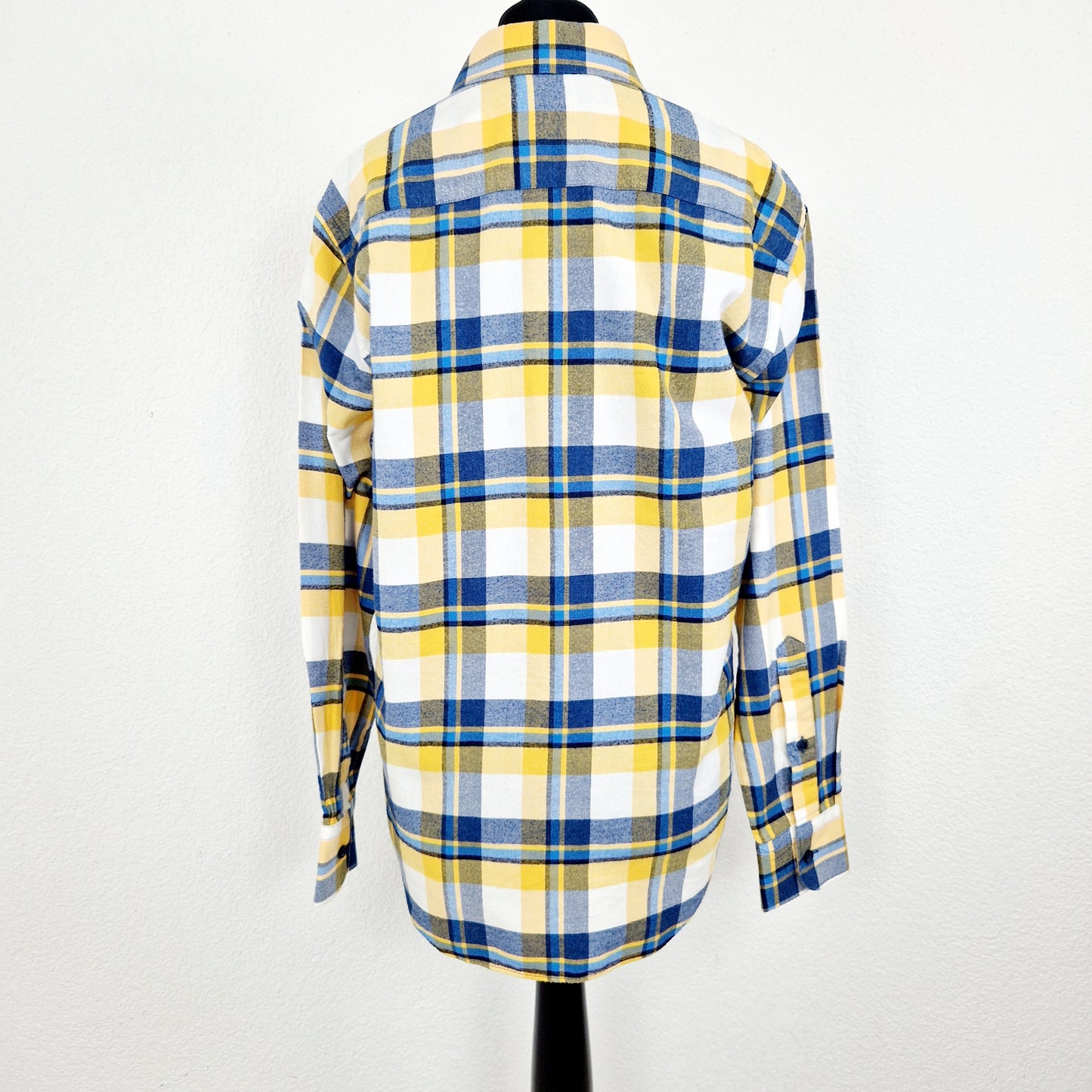 Einzigartige und nachhaltige Vintage Bluse blau-gelb kariert. Unique and sustainable vintage blouse in blue-yellow and checked. Back.