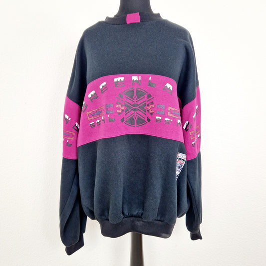 Einzigartiger und nachhaltiger Vintage Pullover in schwarz-fuchsia. Unique and sustainable vintage sweater in black-fuchsia. Front.