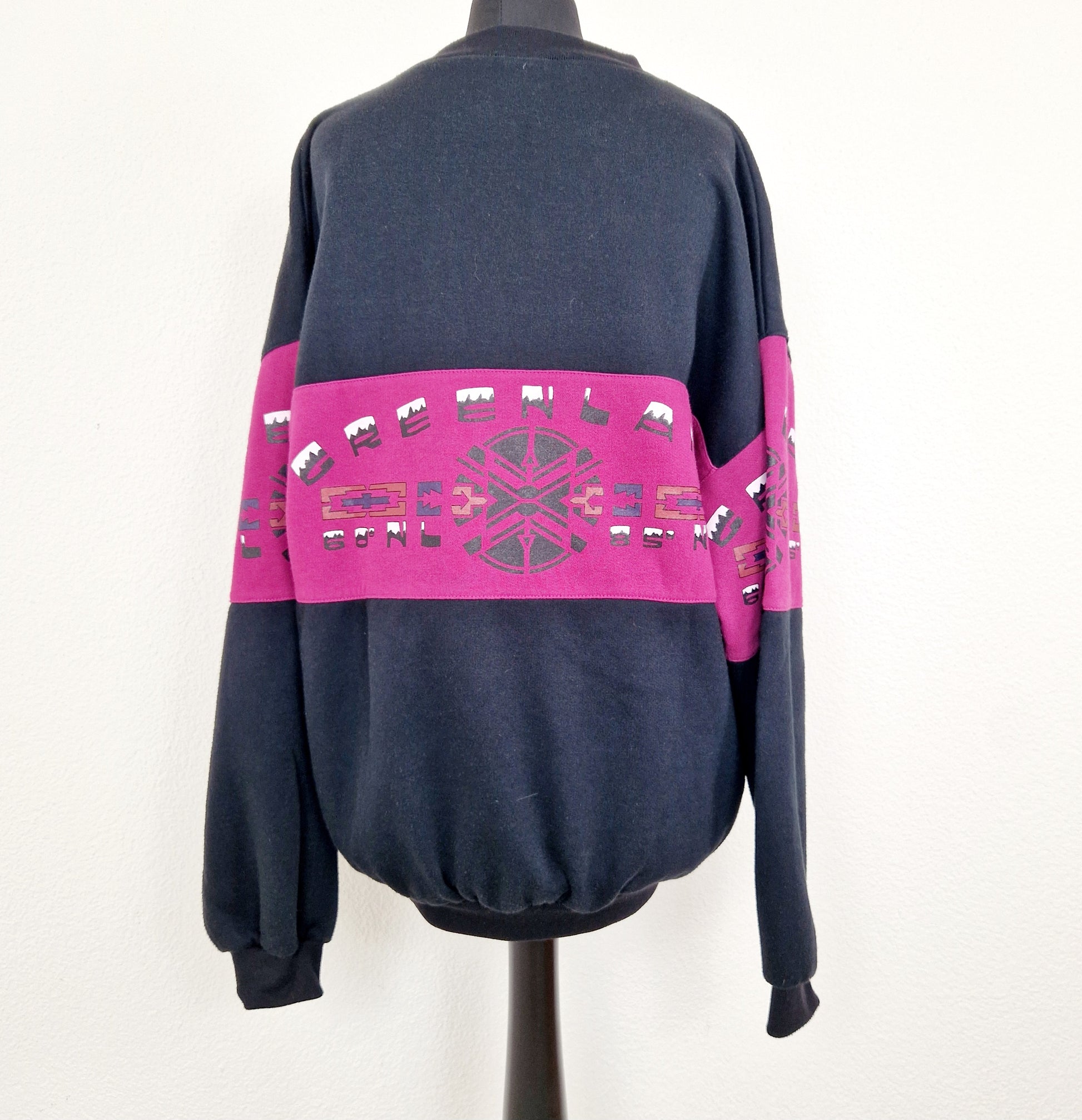 Einzigartiger und nachhaltiger Vintage Pullover in schwarz-fuchsia. Unique and sustainable vintage sweater in black-fuchsia. Back.