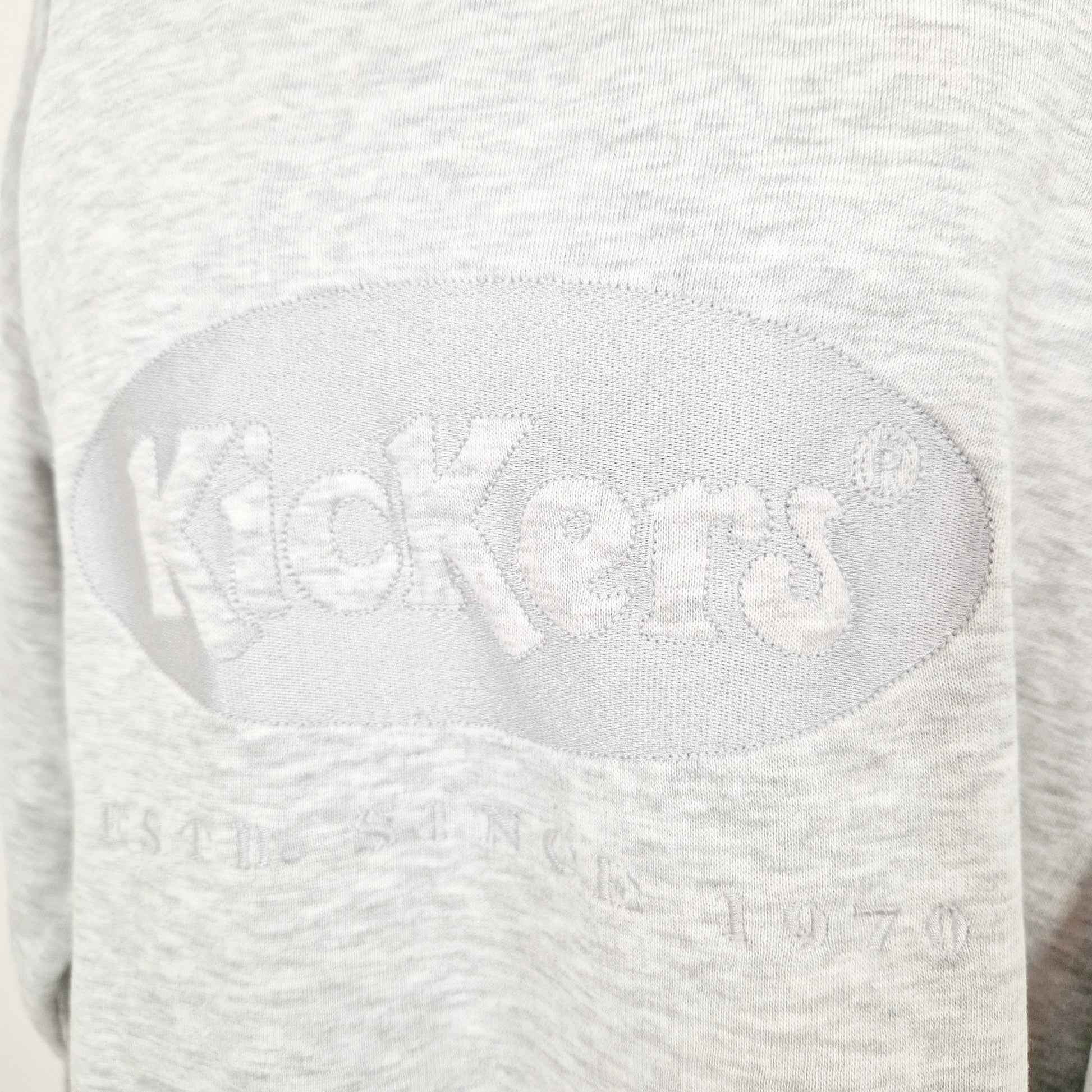 Einzigartiger und nachhaltiger Vintage Pullover Kickers. Unique and sustainable vintage sweater Kickers. Close-up.