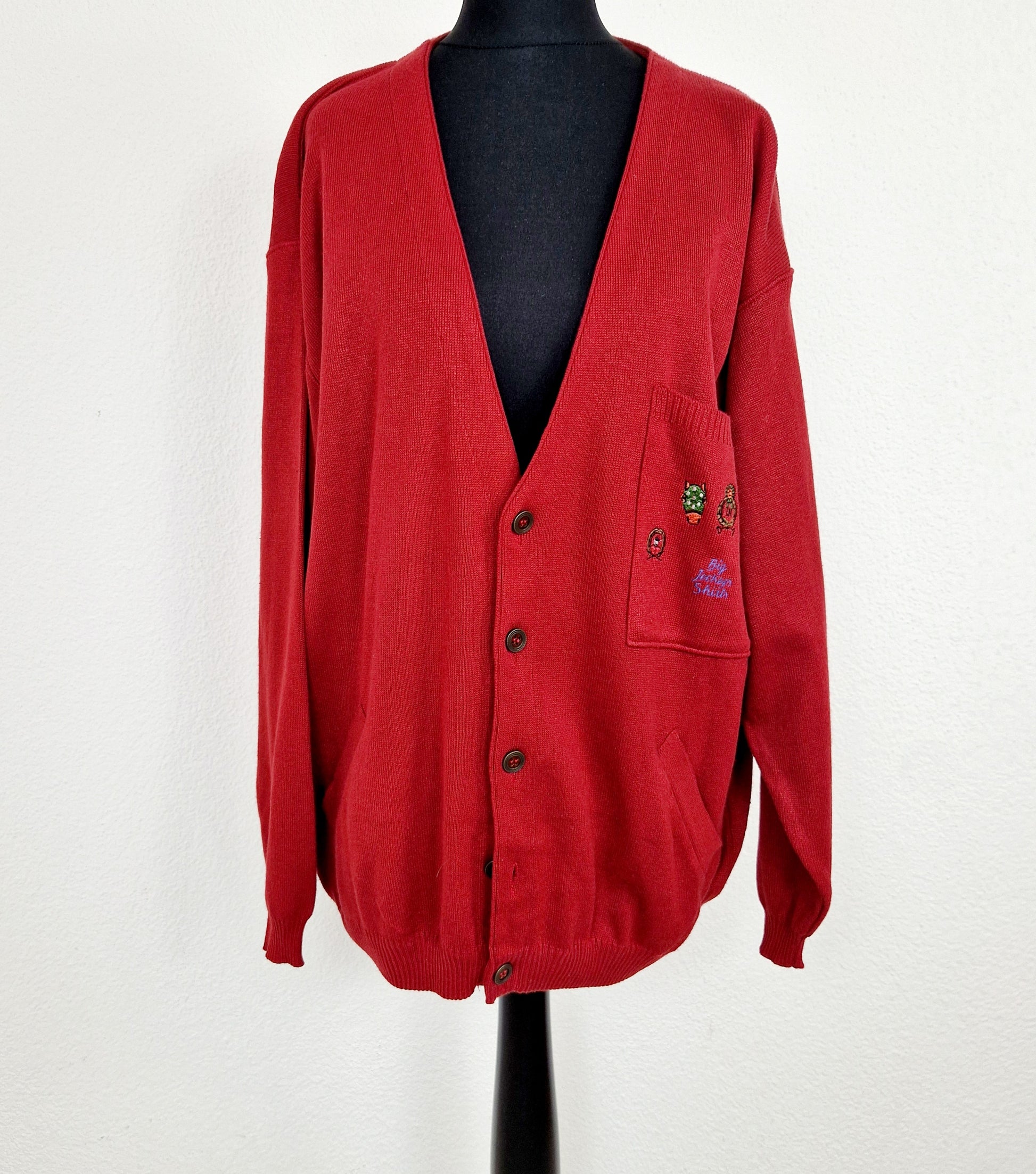 Einzigartiger und nachhaltiger Vintage Cardigan in rot mit Pferden. Unique and sustainable vintage cardigan in red with horses. Front.