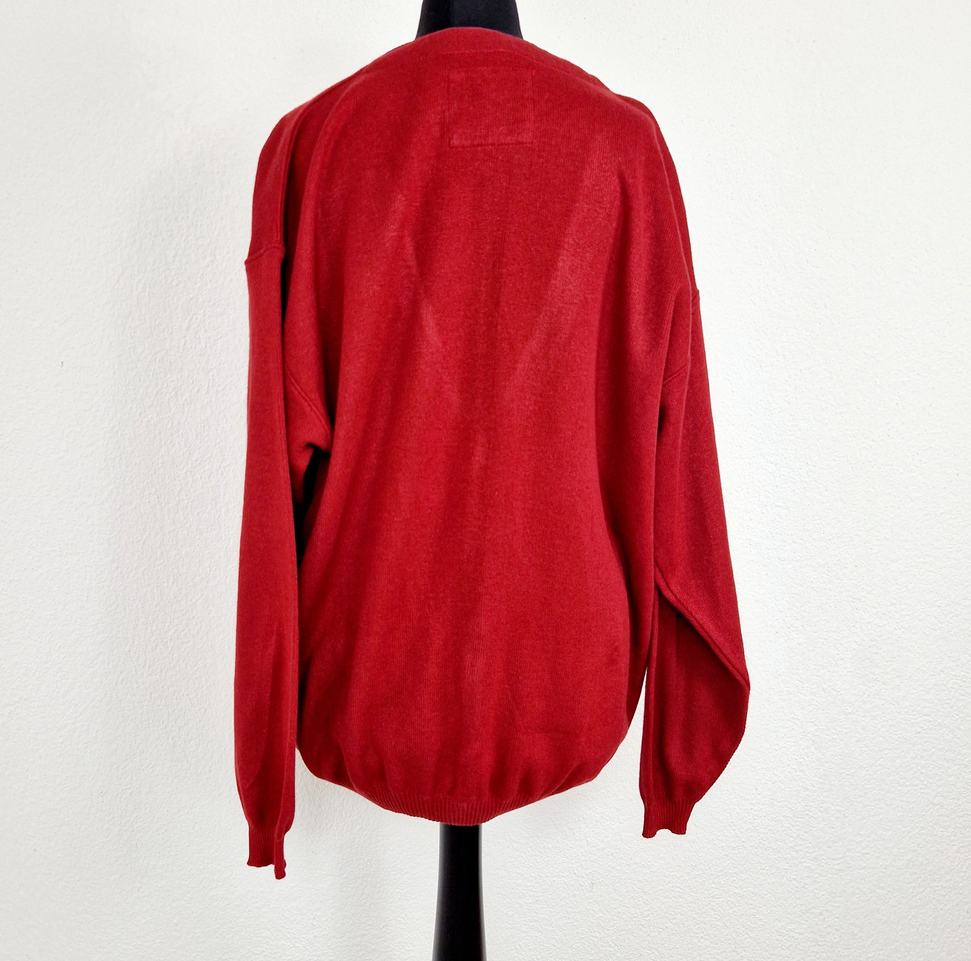 Einzigartiger und nachhaltiger Vintage Cardigan in rot mit Pferden. Unique and sustainable vintage cardigan in red with horses. Back.